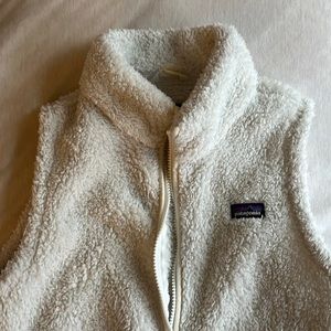 White Patagonia vest size Kids XXL. Also fits a woman size Small or Med.